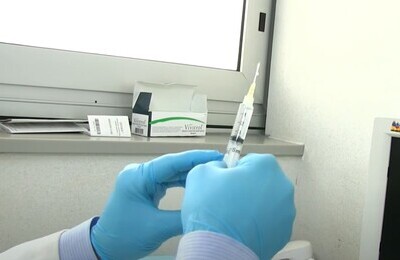 Проведение кодирования Вивитролом в Сясьстрое Шприц с Вивитролом в руках у врача